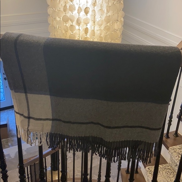 Gorgeous lambswool, cashmere throw. NWOT - Picture 5 of 5